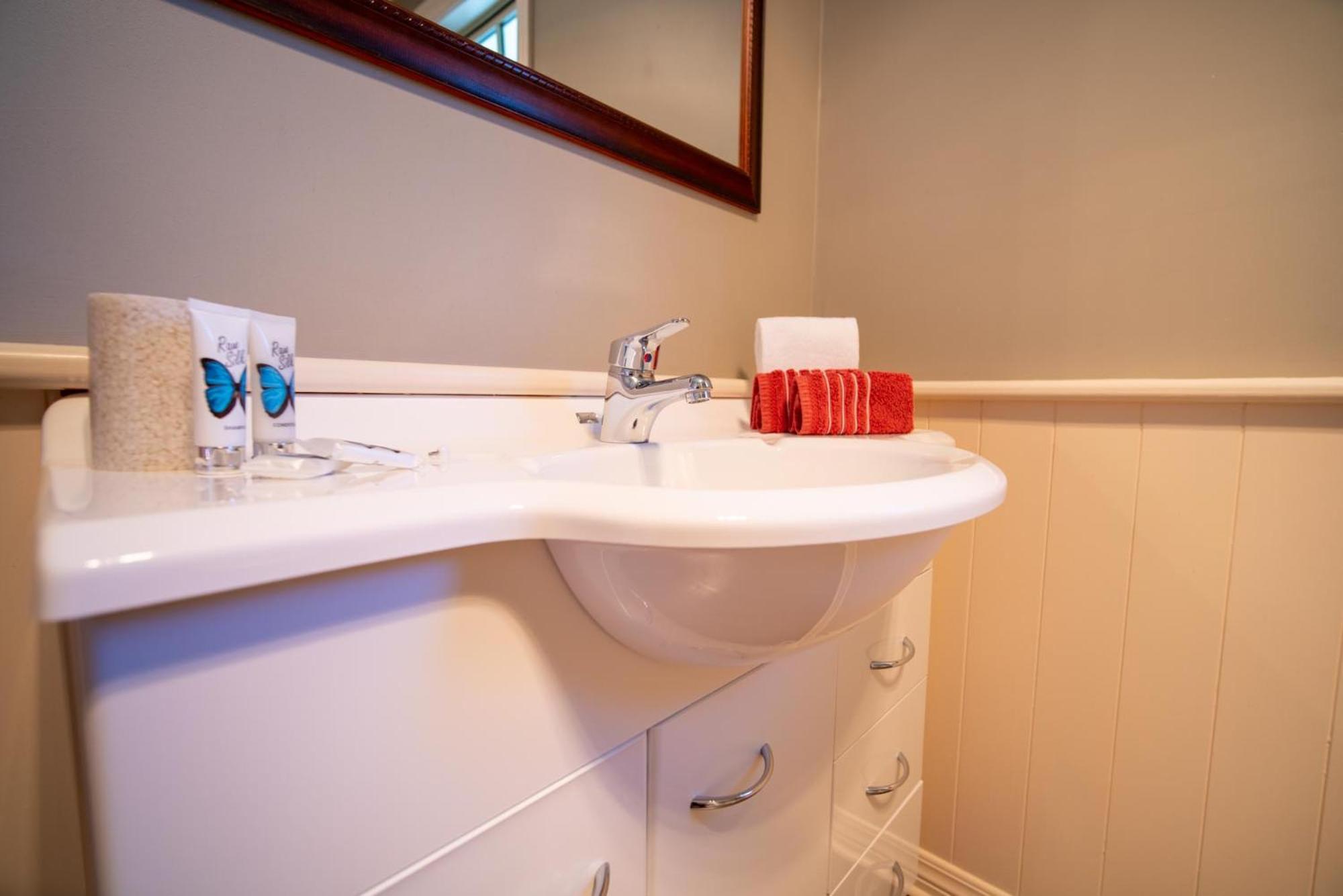 Blue Thistle Cottages Те-Анау Номер фото