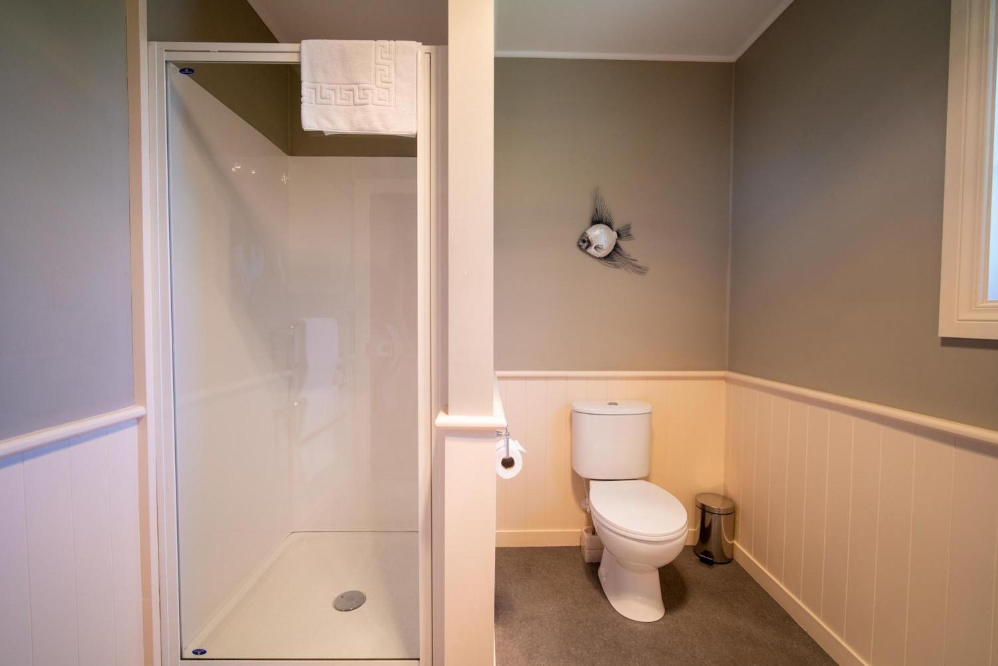 Blue Thistle Cottages Те-Анау Номер фото